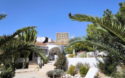 Lovely, cosy villa with a beautiful garden.